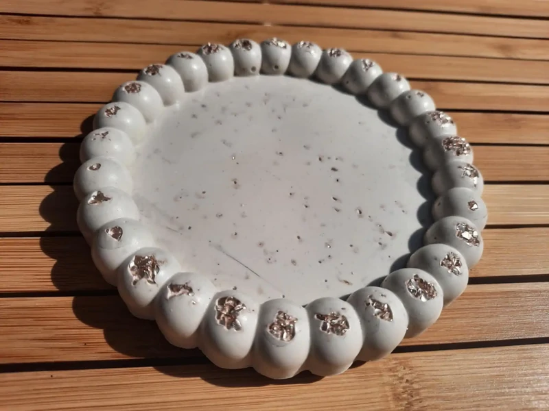 Soucoupe petite boules et pierres dorées